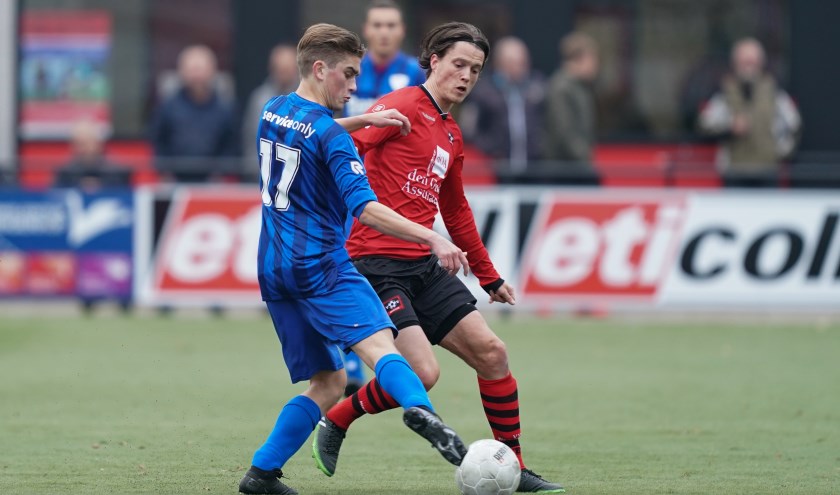 Shane van den Engel in duel met een tegenstander van ’s-Gravendeel. (foto: Stef Hoogendijk)