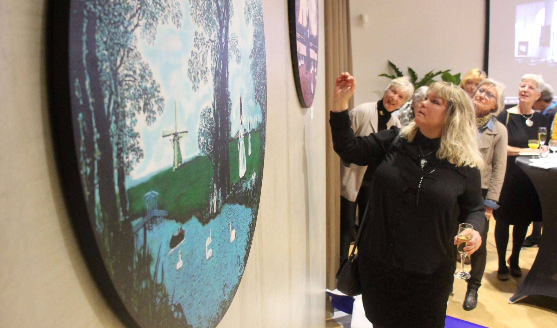 Birgitta Sundström Jansdotter beloofde in 2017 een schilderij te maken voor het nieuwe gemeentehuis.