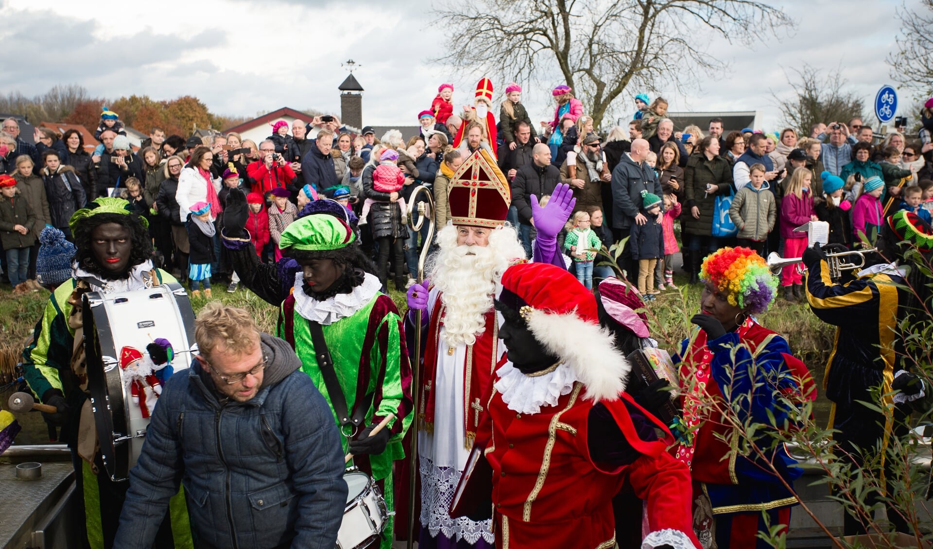De intocht van Sinterklaas in Nieuwerkerk in 2016. (foto: archief HvH)