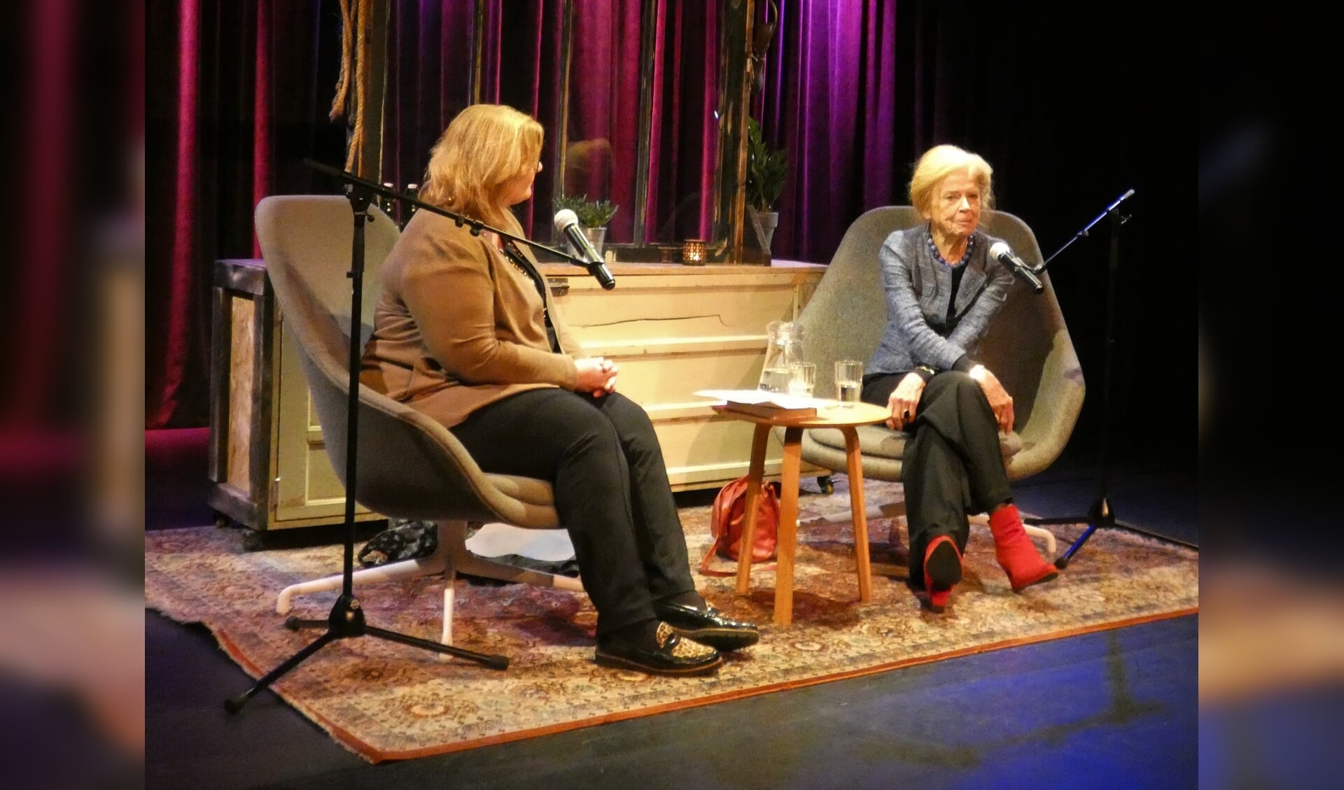 Brigitte Leferink (links) begeleidde het gesprek met Sonja Barend. (foto en tekst: Annette van den Berg)