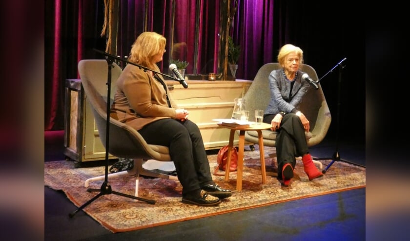 Brigitte Leferink (links) begeleidde het gesprek met Sonja Barend. (foto en tekst: Annette van den Berg)