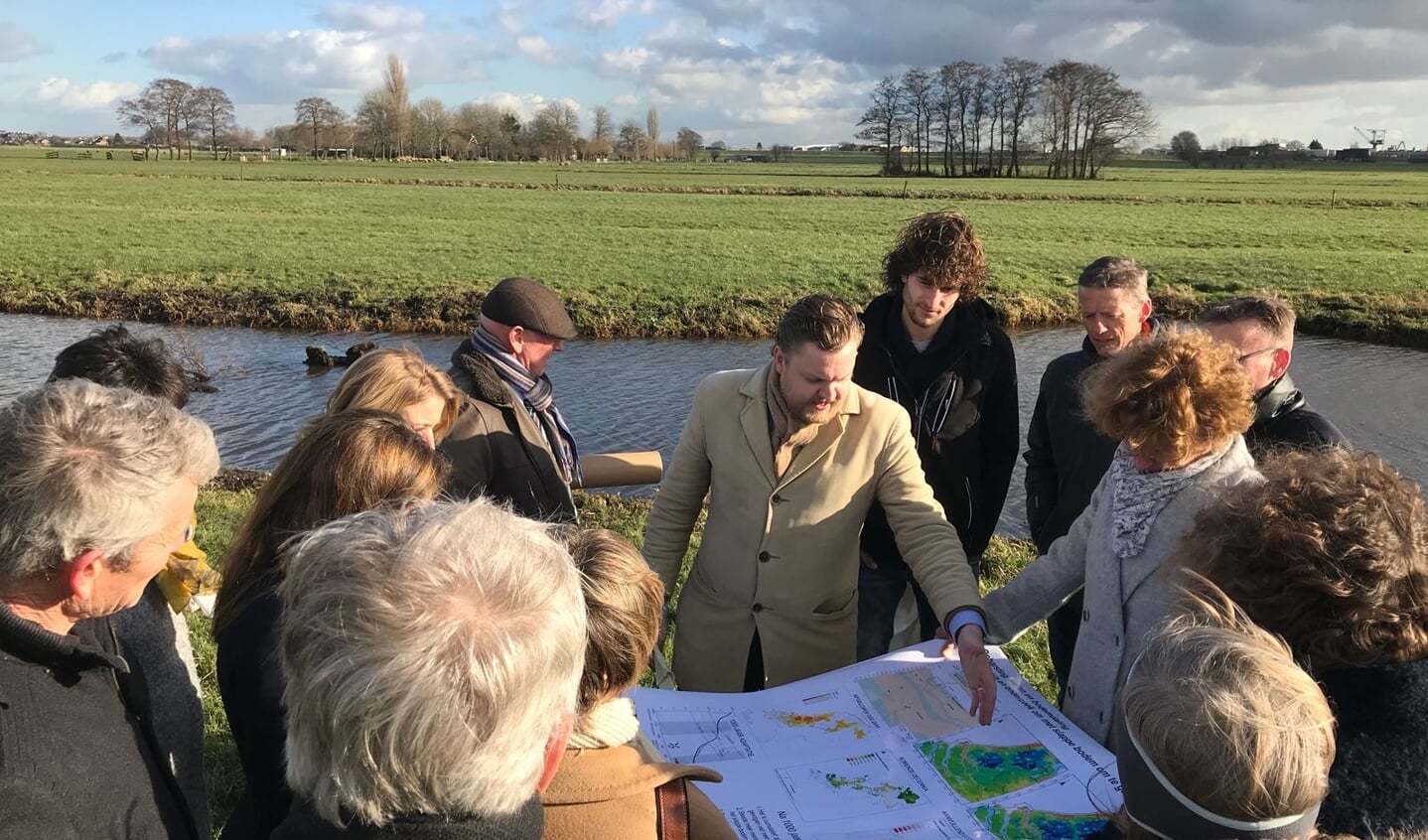 In april trokken ondernemers en inwoners de polder in om bodemdaling in de praktijk te ervaren.