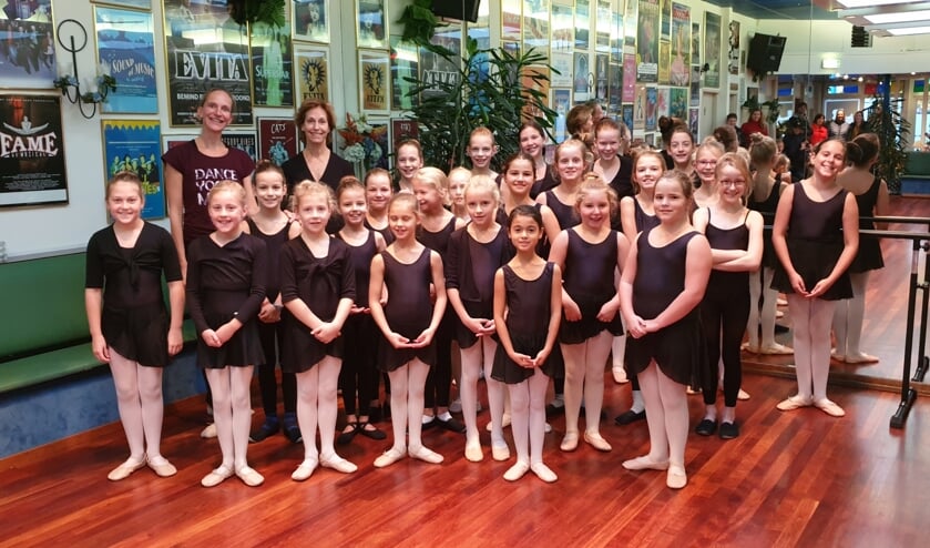 Jane Lord (achterste rij, tweede van links) met de leerlingen van Bianca Danst. (foto: pr)