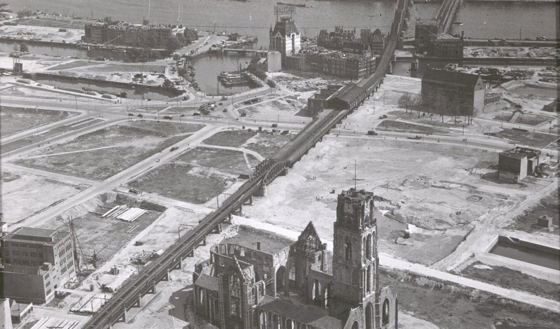 De Laurenskerk raakte zwaar beschadigd door het bombardement op Rotterdam van 14 mei 1940. (foto: Rijksdienst voor het Cultureel Erfgoed)