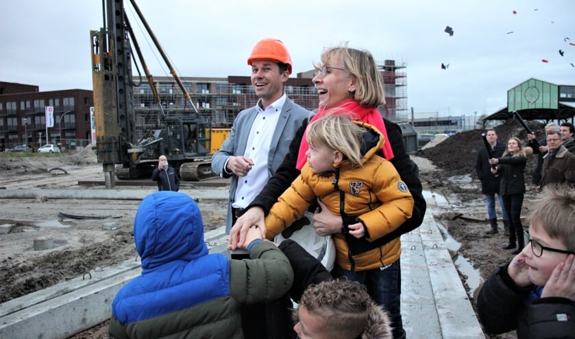 Wethouder Atzema gaf, geassisteerd door enkele kinderen, het startsein voor de Tudortuinen.
