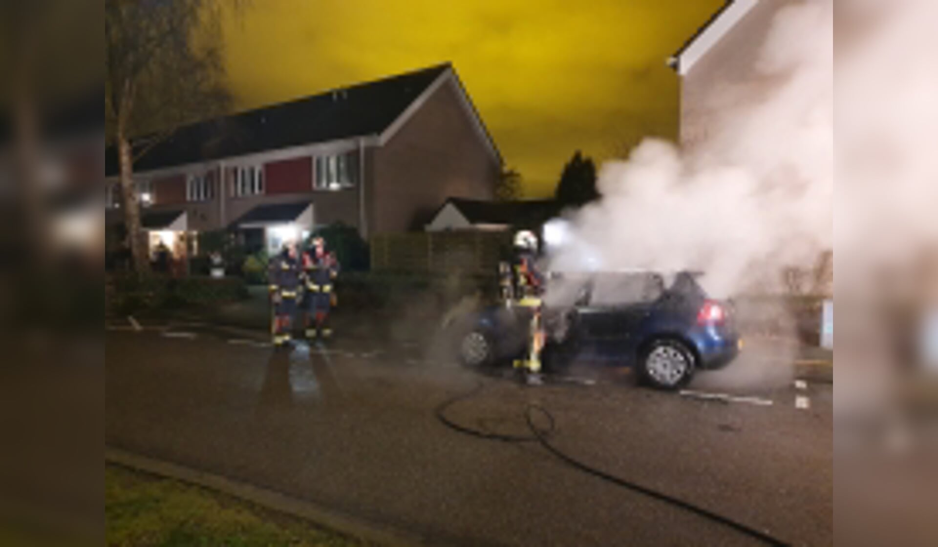 Aan de Groenezoom stond een auto in brand op Tweede Kerstdag. (foto: AS Media) 