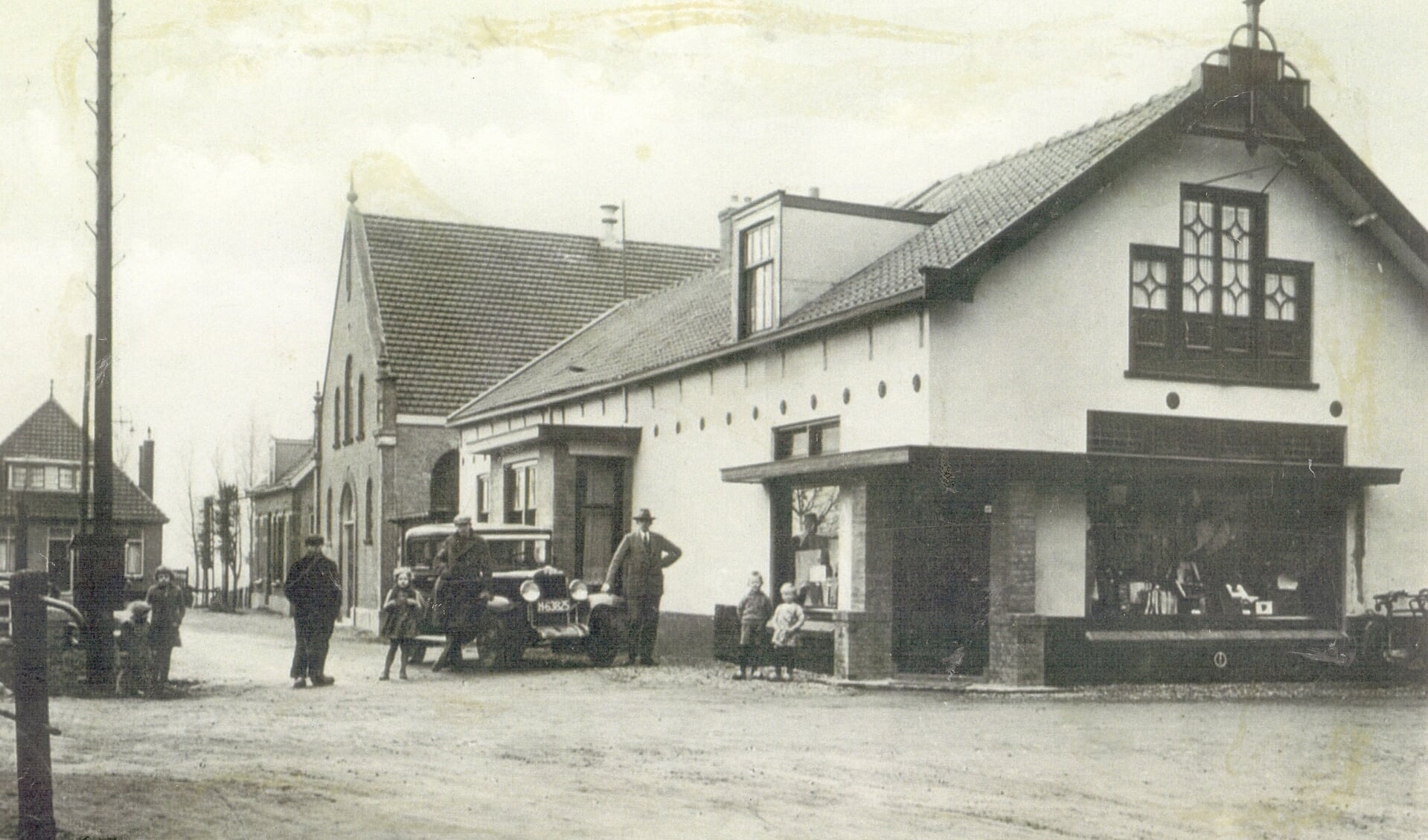 Het Kerkedijkje in Moerkapelle met de winkel van Toon van der Linde in 1931.