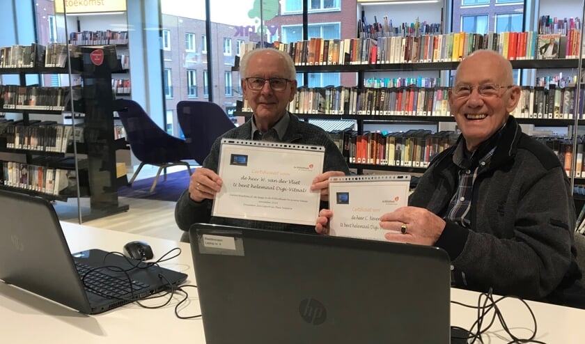 Trots als een pauw: de heren Van der Vliet en Neven tonen hun certificaat. (foto: pr)