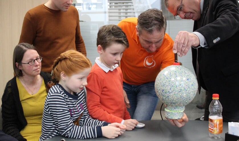 De familie Van den Hoef kreeg 'misschien niet de mooiste lamp, maar wel een met het mooiste verhaal'.