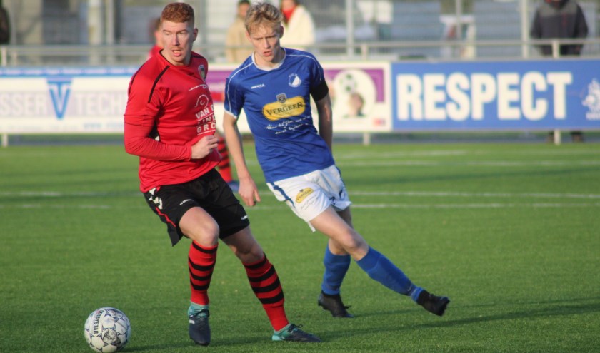 Rick Willemsen in duel met een Reeuwijkse speler.