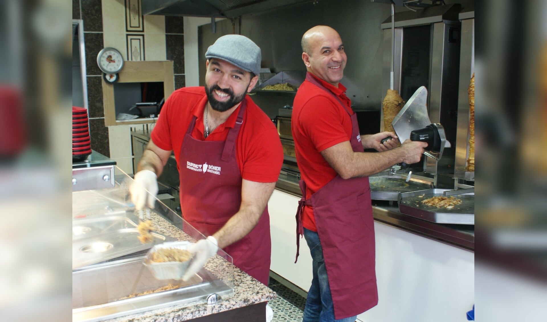 Essam (links) en Ali aan het werk in hun Dönerzaak. (foto:Annelies Keller)