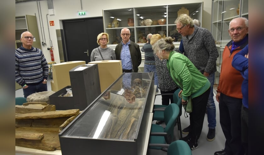 Een zeker 500 jaar oud skelet wordt door bezoekers goed bekeken. (foto en tekst: David Zandbergen)