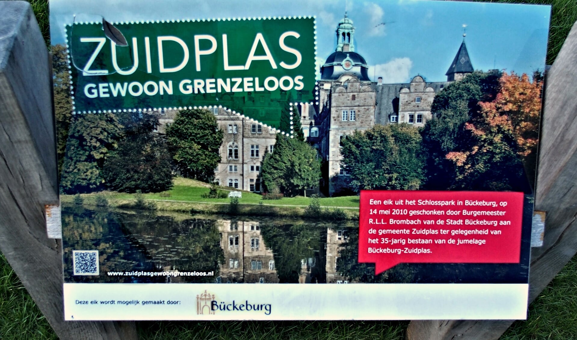 Het bord dat werd geplaatst bij een door de Duitse burgemeester Brombach in 2010 aan Zuidplas geschonken eik. 