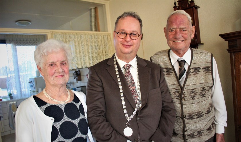 Jacoba en Henk Wijn kregen maandag bezoek van burgemeester Han Weber. (foto en tekst: Erik van Leeuwen)