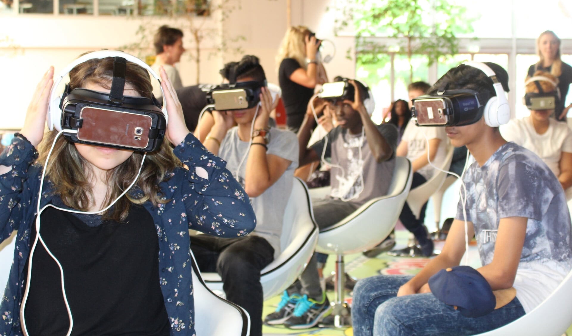 Tweehonderd leerlingen van de Nieuwerkerkse vo-scholen krijgen woensdagochtend een virtualreality-bril op.