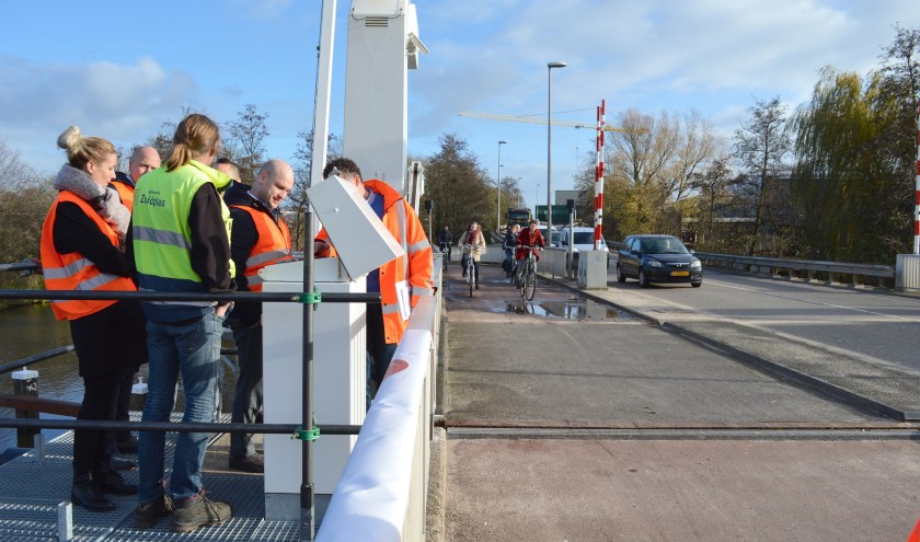 Wethouder Schuurman kroop achter de nieuwe bedienlessenaar om de brug officieel te heropenen.