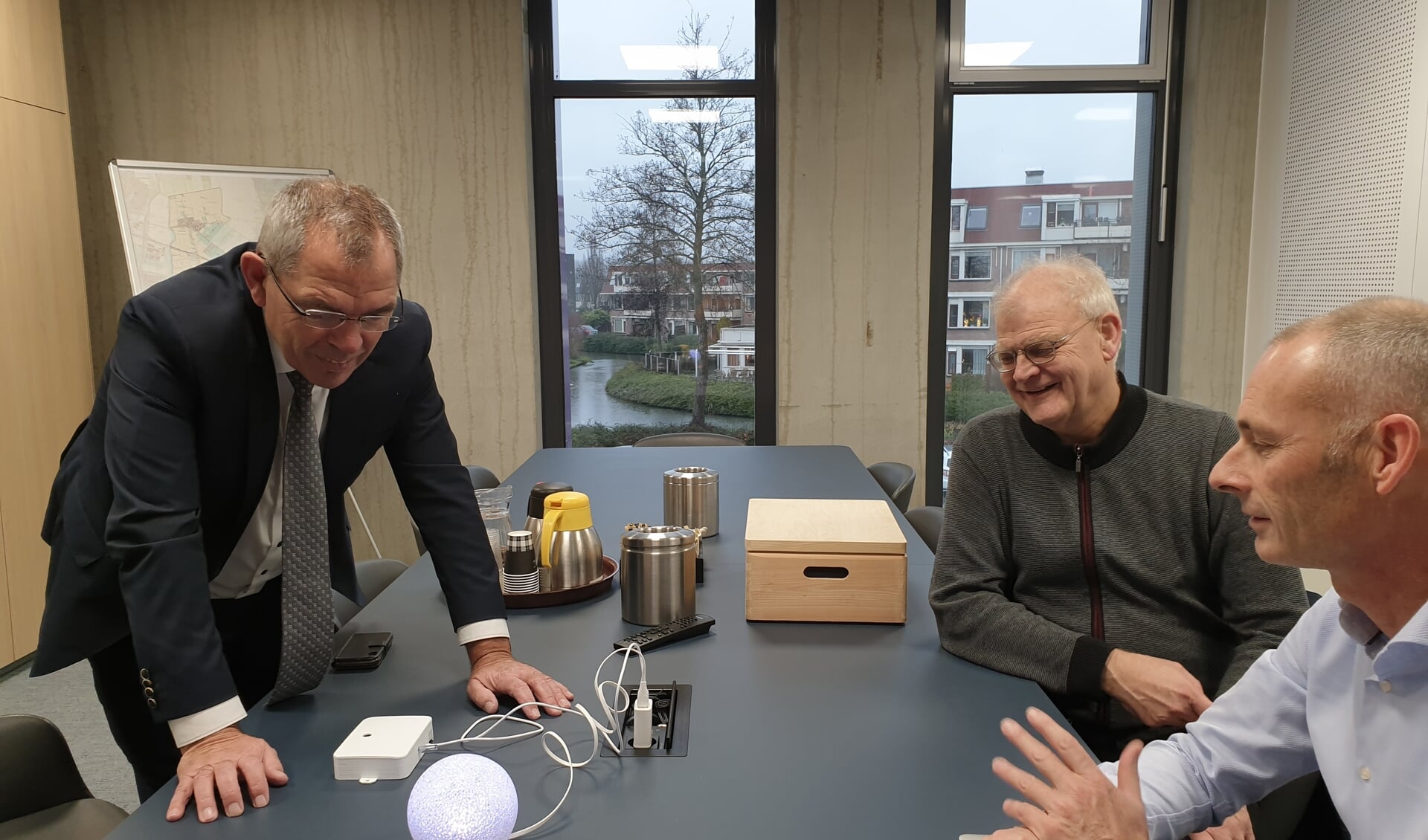 Wethouder Jan Verbeek kreeg behalve een sensor ook een fijnstoflamp die de luchtkwaliteit bij het gemeentehuis aangeeft.