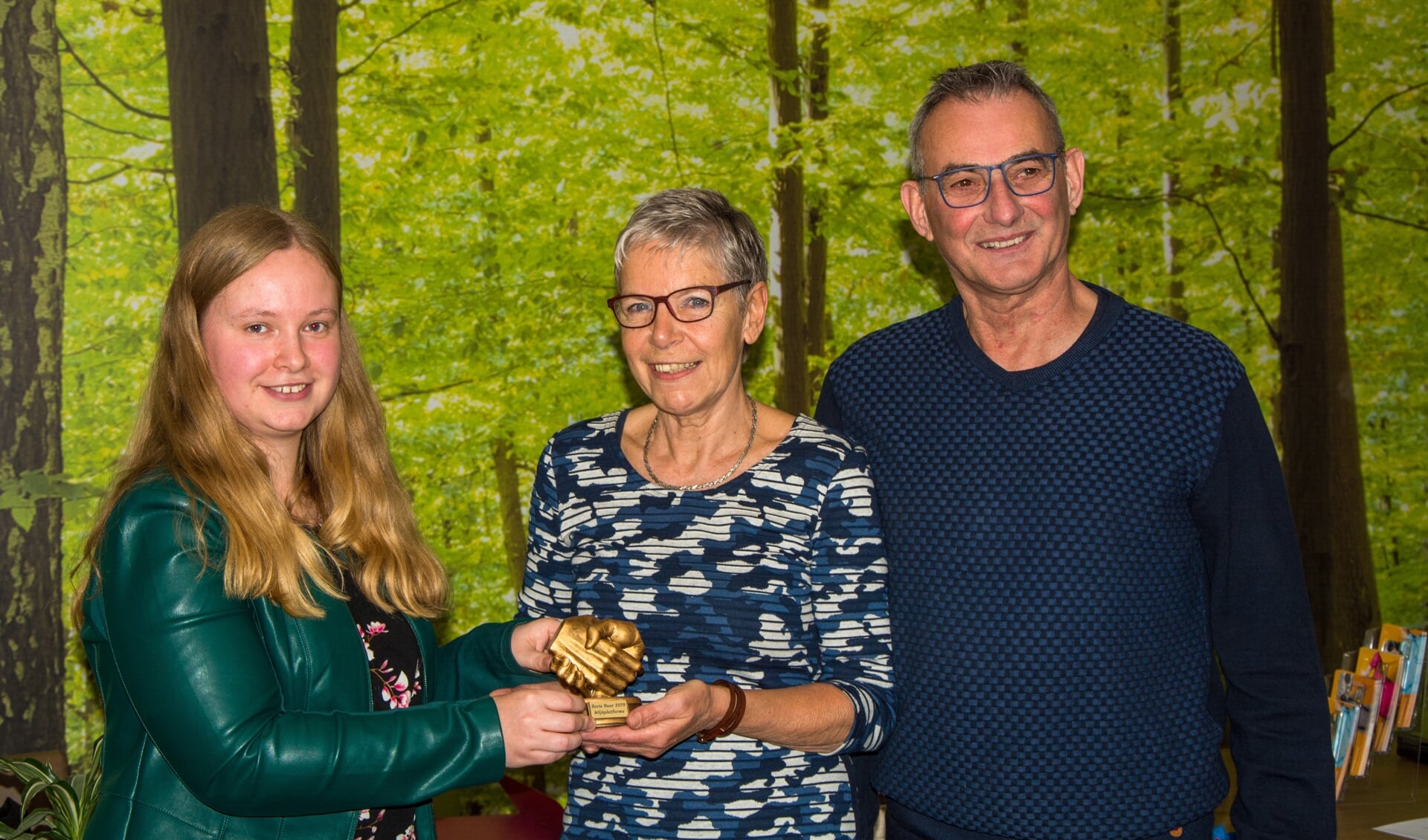 De trofee voor Beste Buur ging naar Erna en Gerard Peters. (foto: Patrick Hamburg)