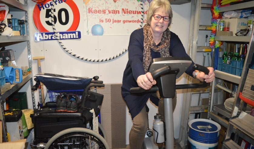 Jeannette van Nieuwkoop traint voor haar bergtocht op de hometrainer. (foto en tekst: Nicole Lamers)