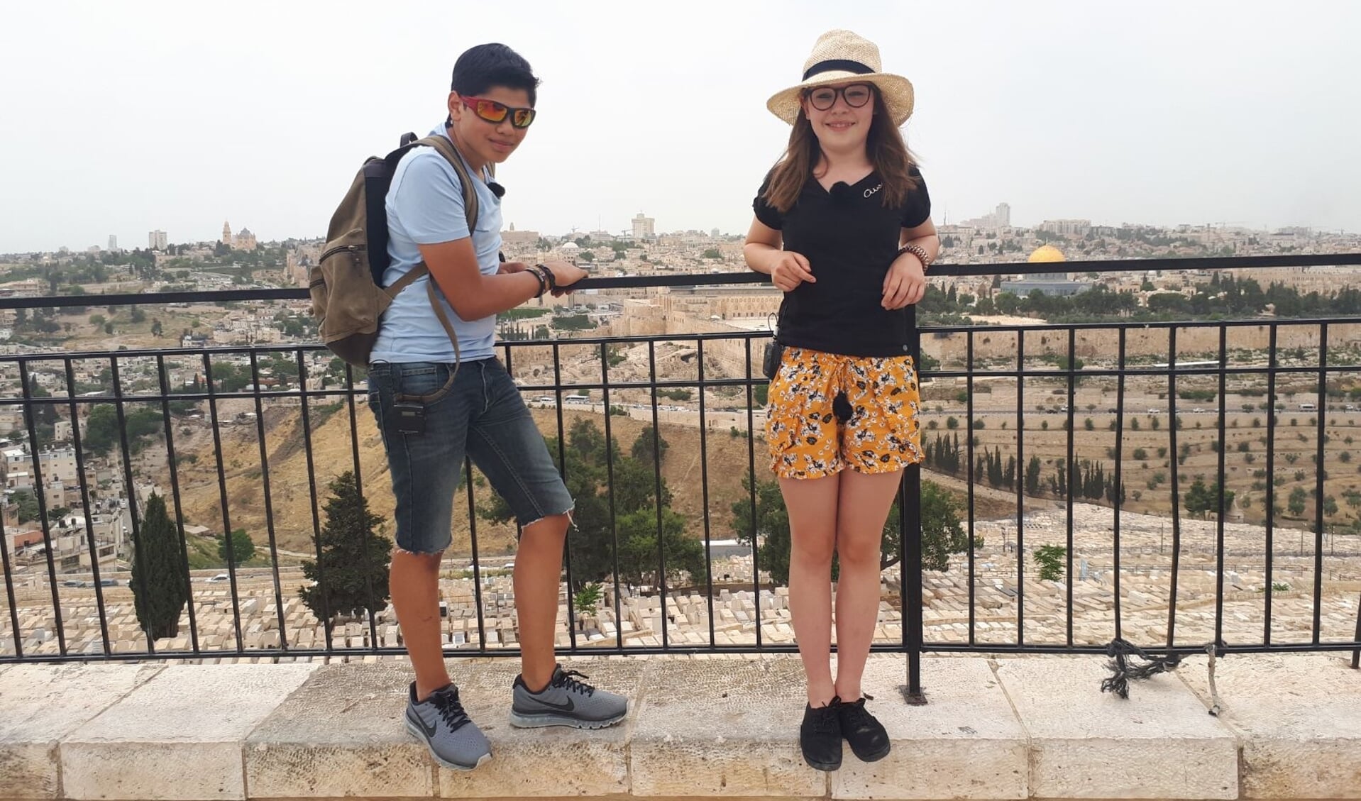 Kenzo en de Waddinxveense Lisa (rechts) maken van alles mee in Israël. (foto:pr)