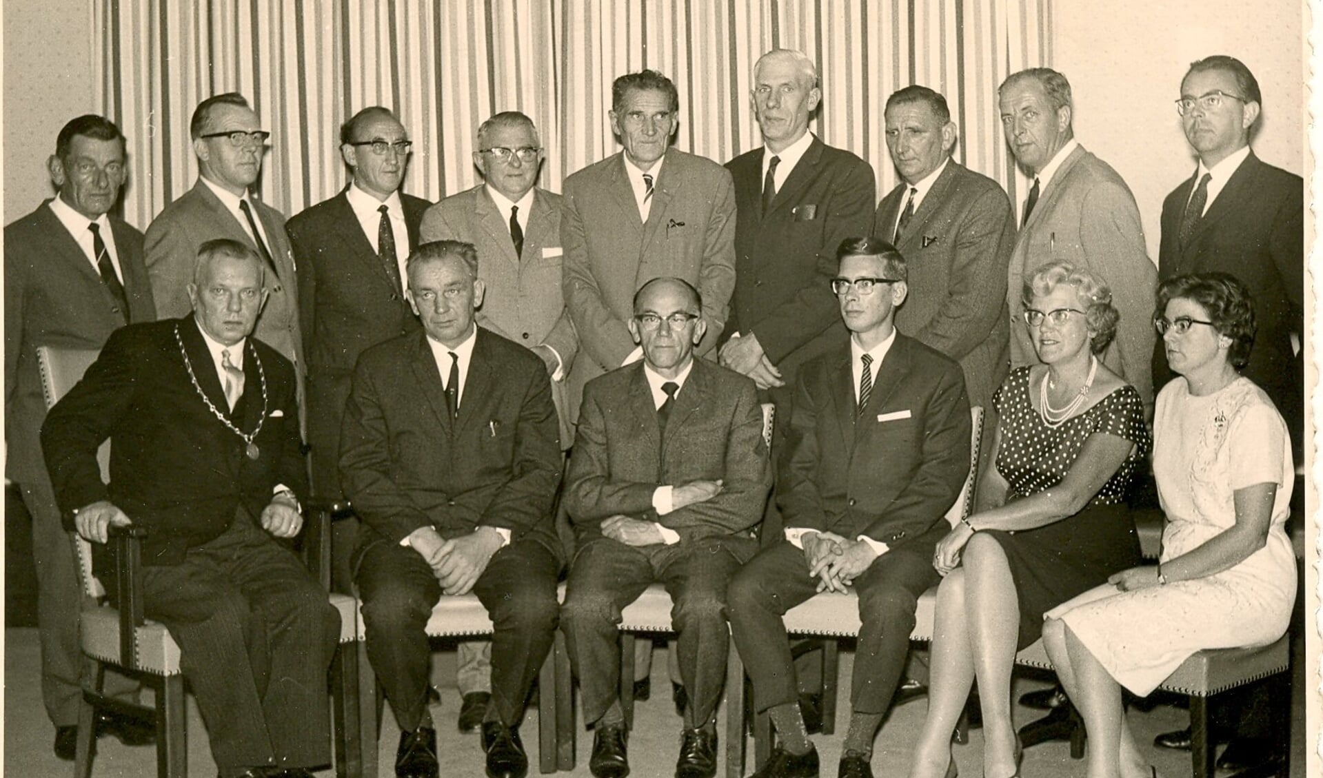 De Nieuwerkerkse gemeenteraad van 1966 met Bep Bier-Reitsma (VVD) en Lijntje Tom (PvdA).