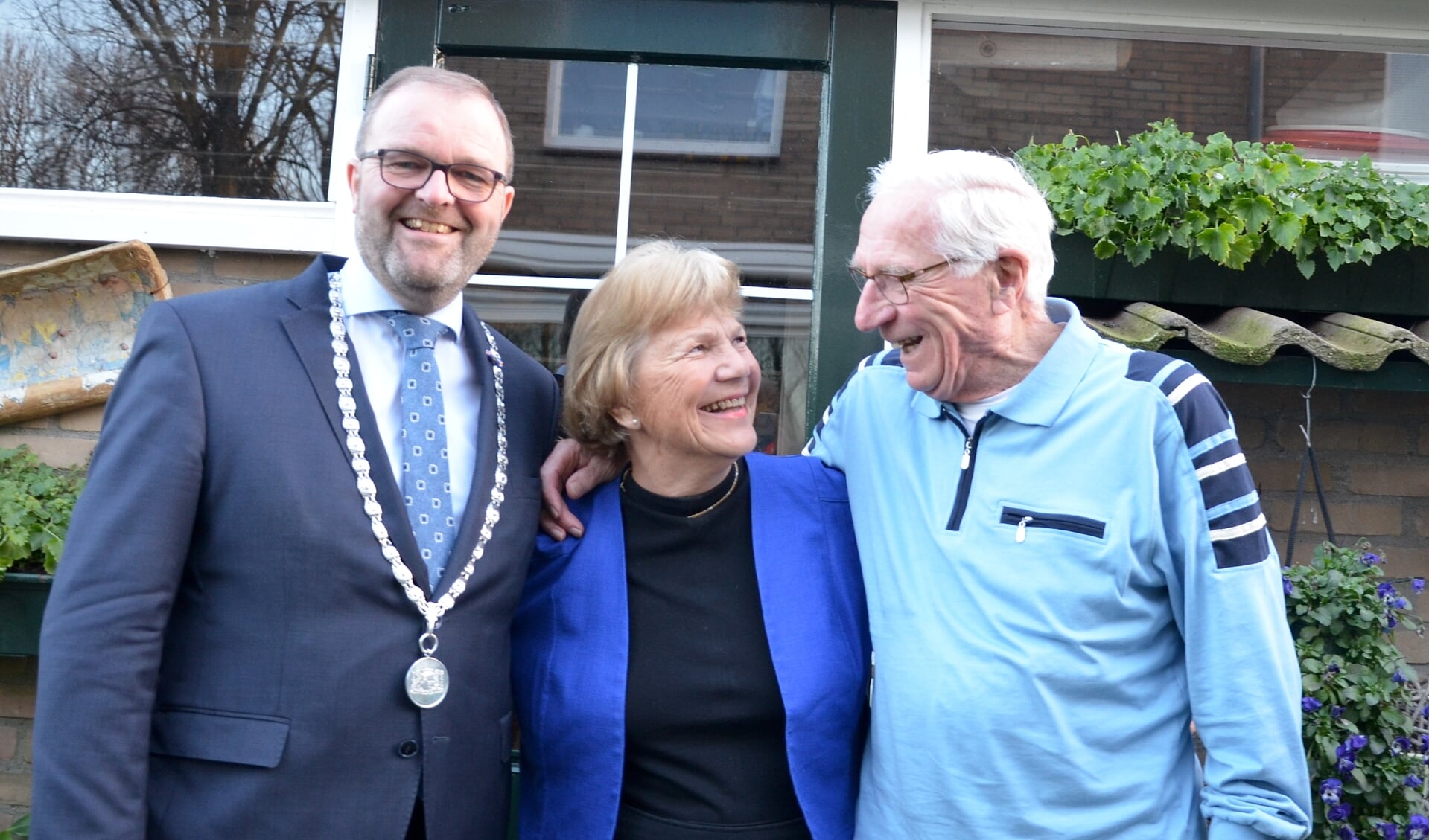 Het jubilerende paar kreeg maandag bezoek van burgemeester Servaas Stoop.