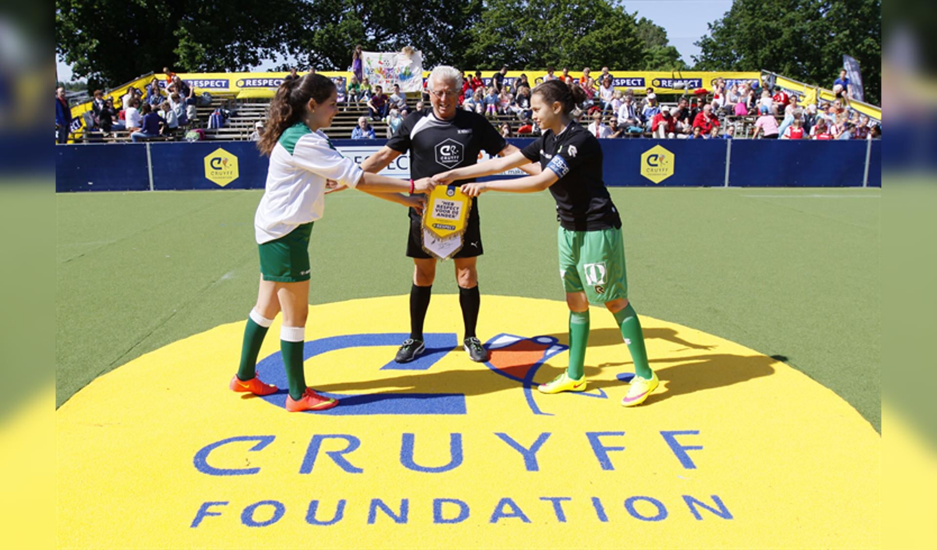 Een Cruyff Court is ook een middel om thema’s aan te kaarten als integratie, samenspelen en normen en waarden.