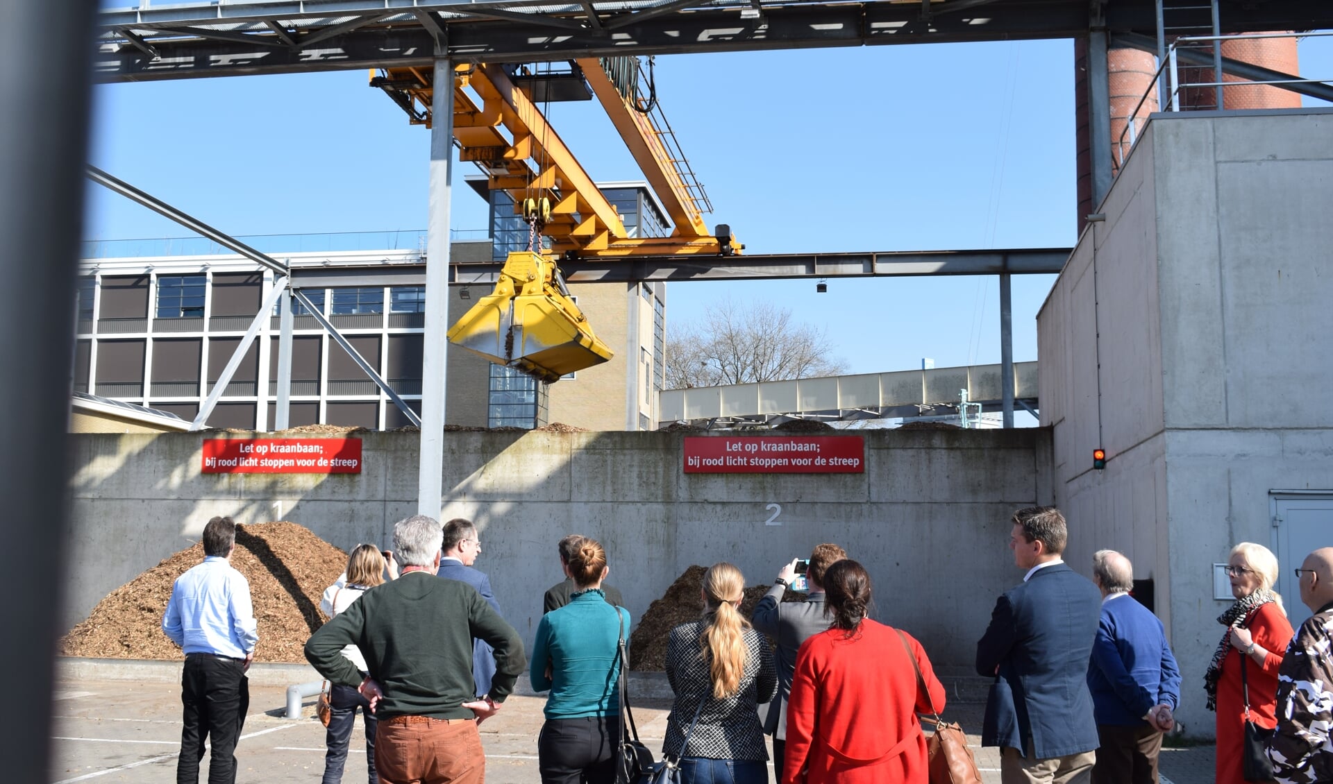 In maart vorig jaar nam de raad van Waddinxveen en de collegeleden nog een kijkje bij een biomassa-installatie in Eindhoven. (foto: archief Hart van Holland)