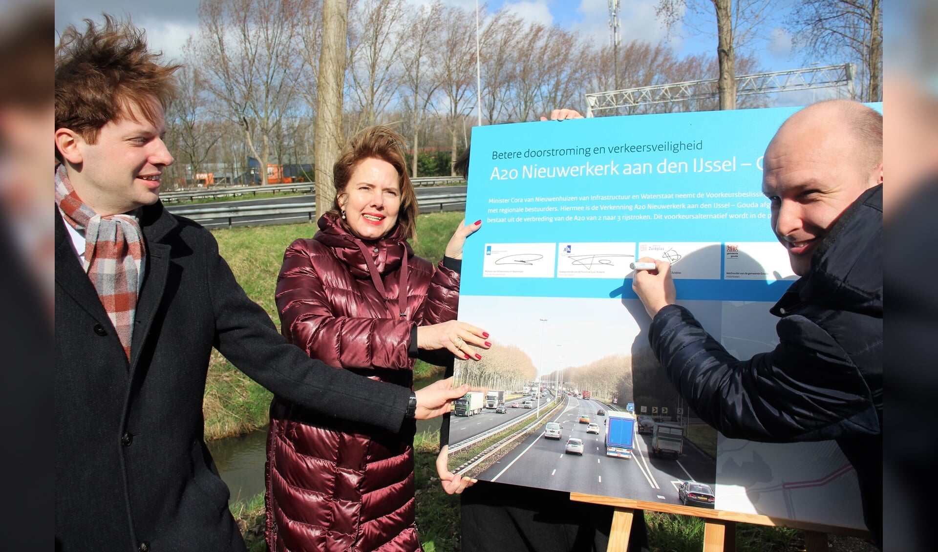 Gedeputeerde Vermeulen en minister Nieuwenhuizen gingen wethouder Schuurman voor bij het tekenen van de overeenkomst. 