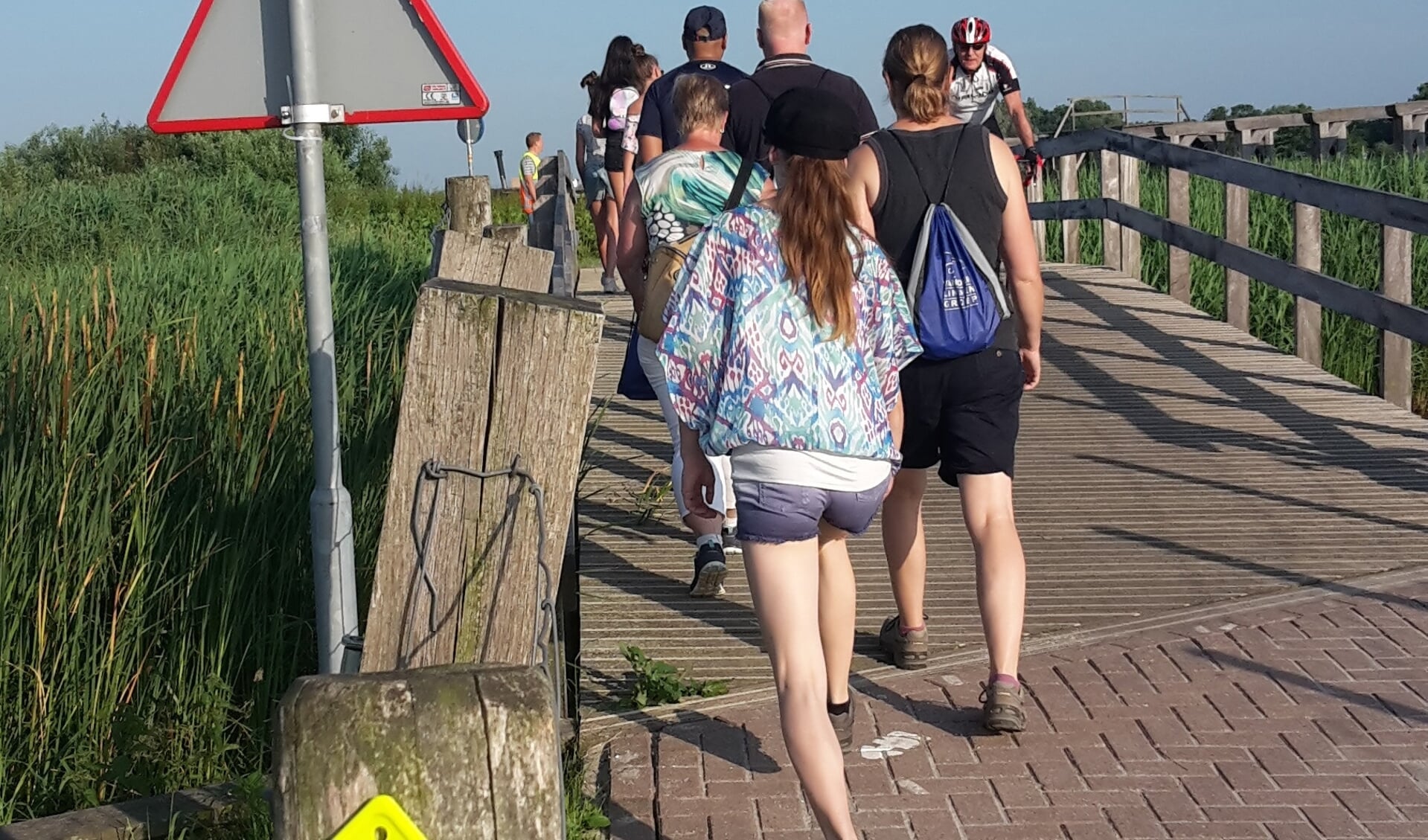 De pont zet de wandelaars over van Zevenhuizen naar Lansingerland.