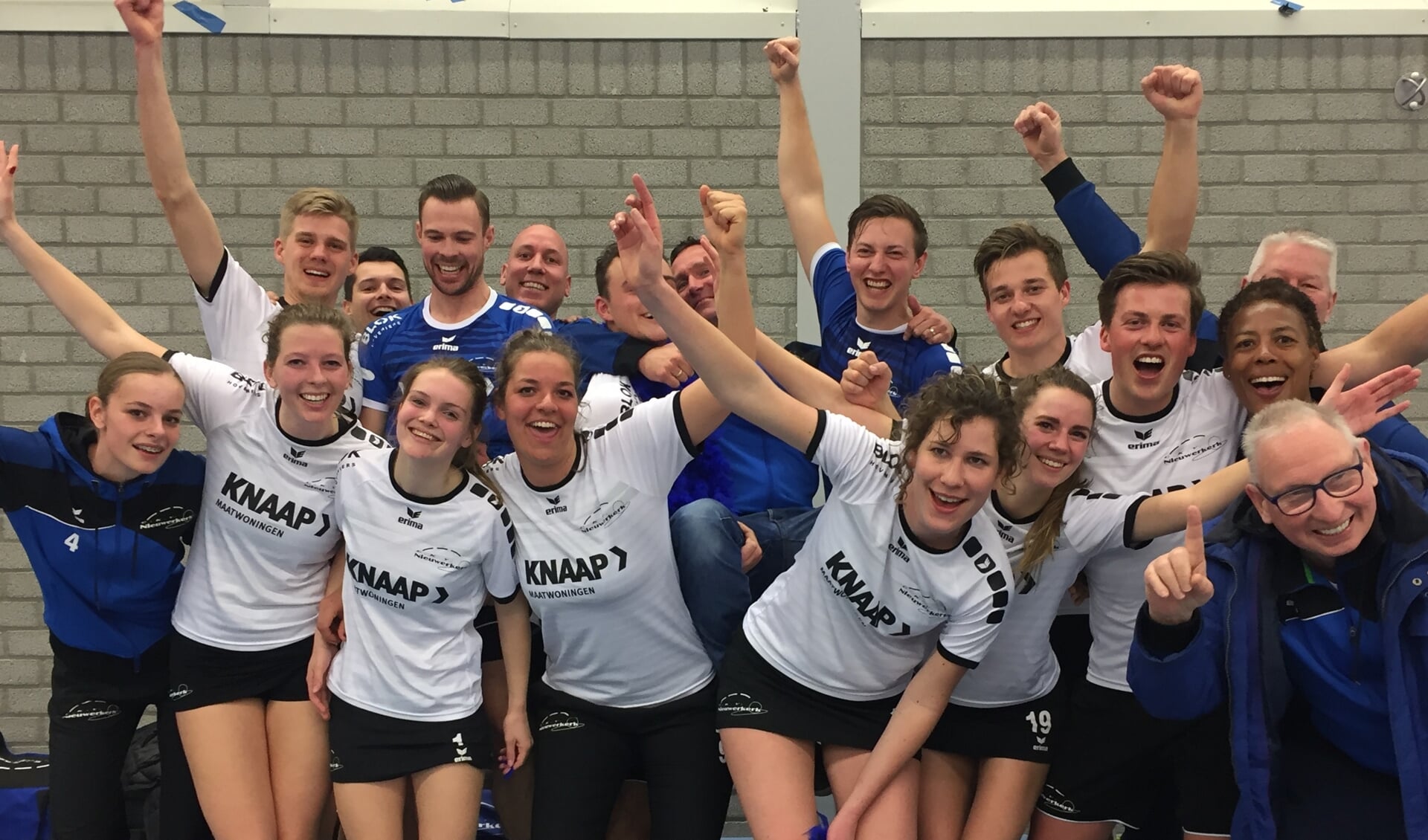 Spelers en staf vieren het kampioenschap van CKV Nieuwerkerk 2 in Sassenheim.