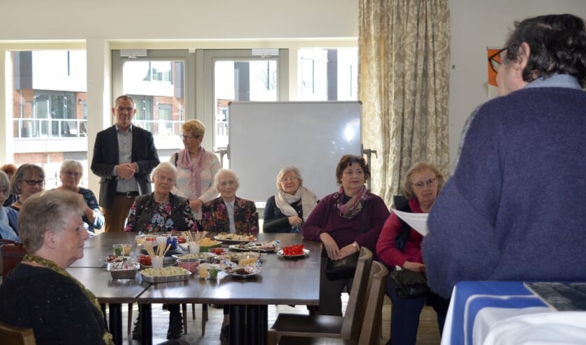 Oud-leden van de Vrouwenraad Zuidplas kwamen bijeen voor een reünie én de opening van de mini-tentoonstelling.