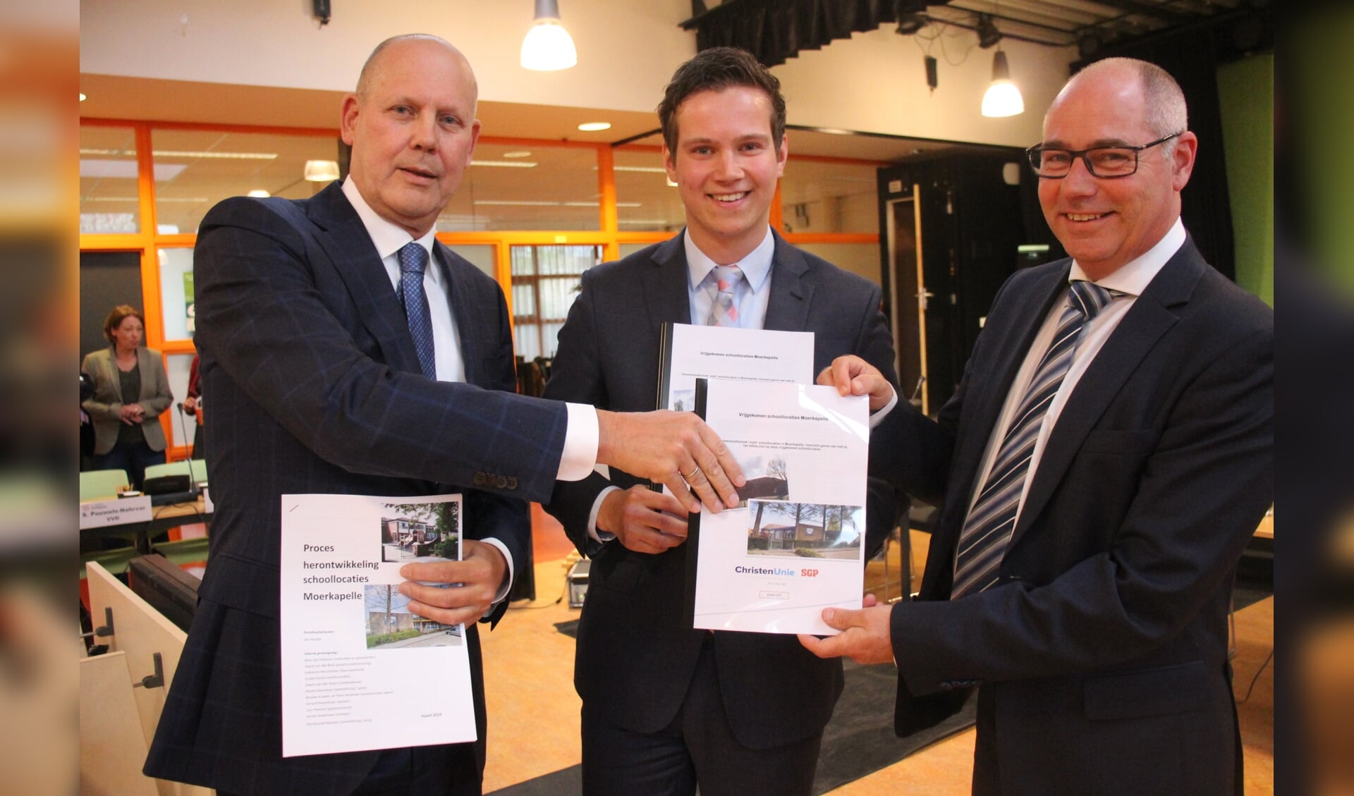Tijdens de gemeenteraadsvergadering vorige week overhandigden Verdoes (midden) en Van der Spek (rechts) het onderzoek.