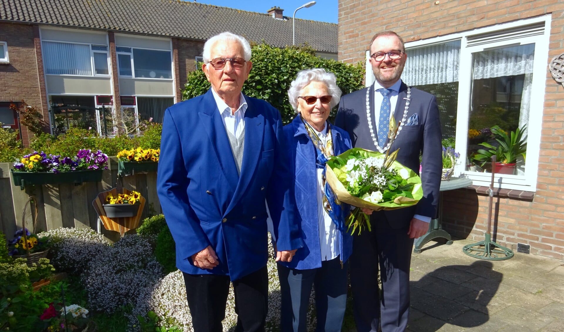 Het actieve echtpaar De Graaf kreeg bezoek van burgemeester Servaas Stoop.
