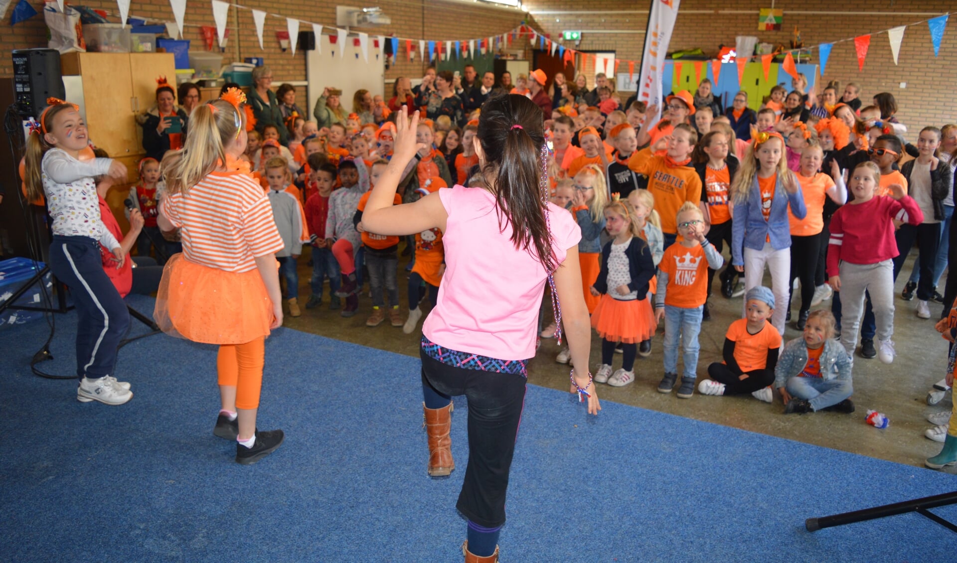 De Koningsspelen begonnen op basisschool Kleurrijk met het Koningslied. (foto en tekst: Nicole Lamers)