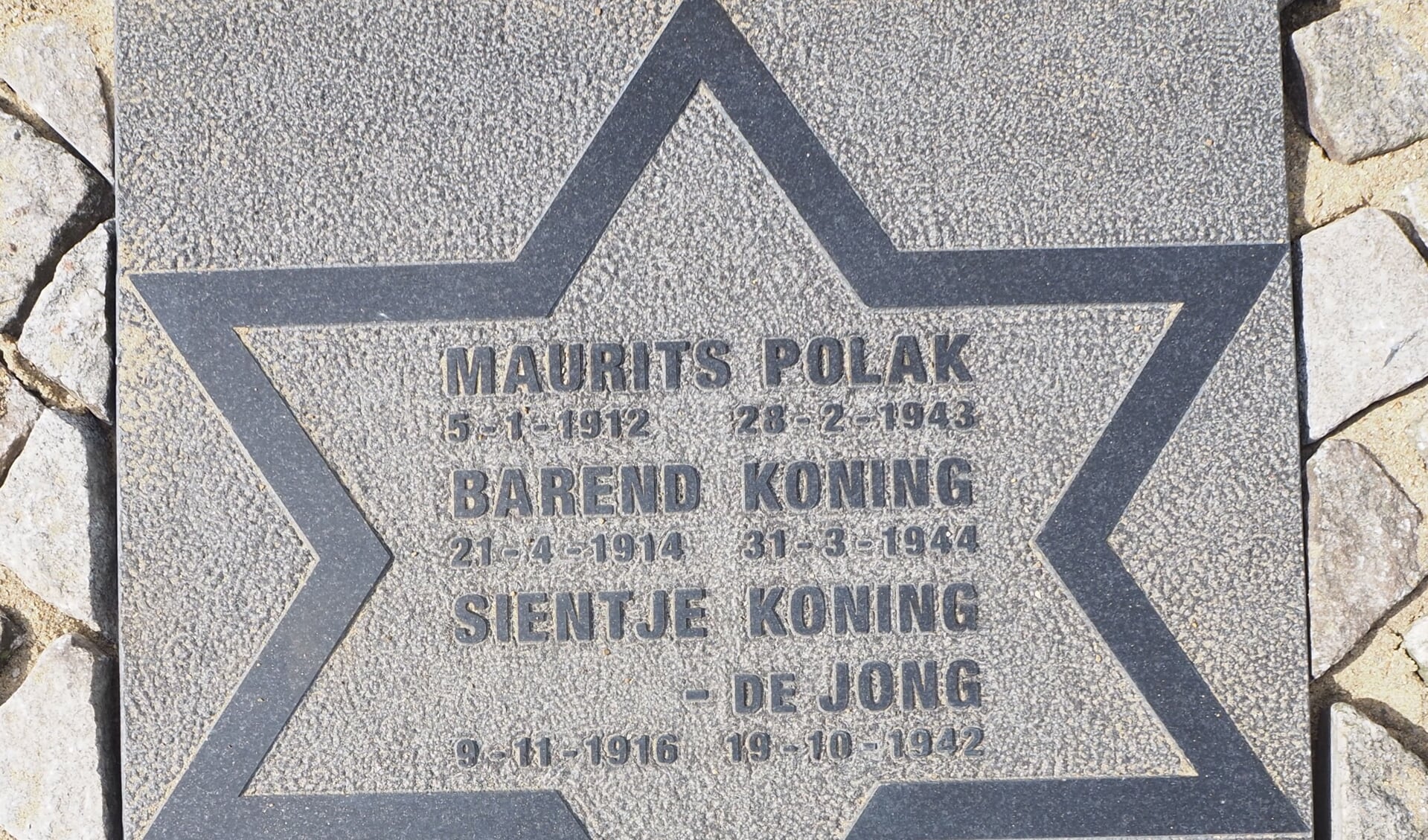 Namen, geboorte- en sterfdata van de drie in Rotterdam geboren weggevoerde Joden van 's-Gravenweg 196, staan nu op de voet van de naald.