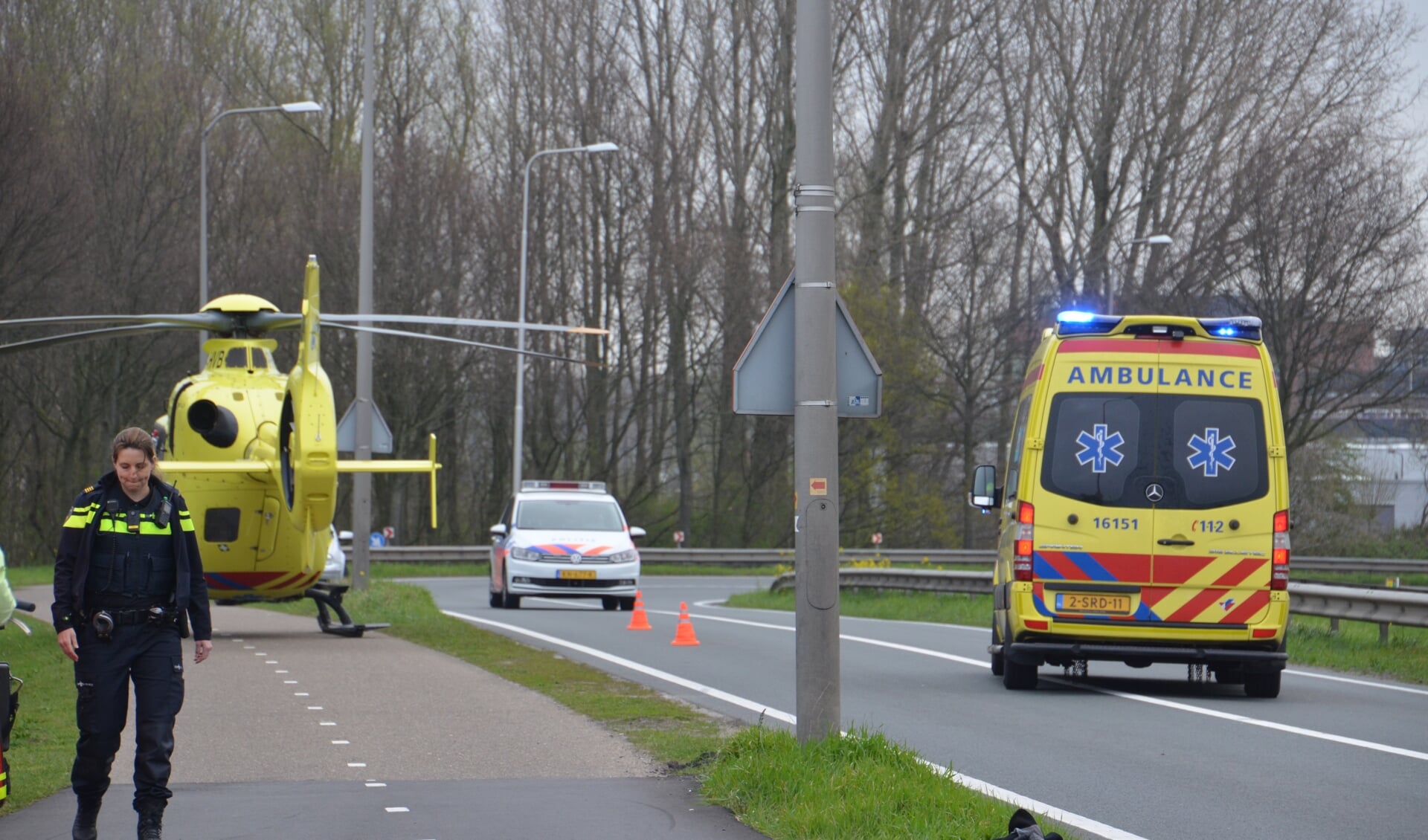 De politie trof zondagochtend een zwaargewonde man aan bij de Coenecoopbrug (Rob de Jong/112hm.nl)