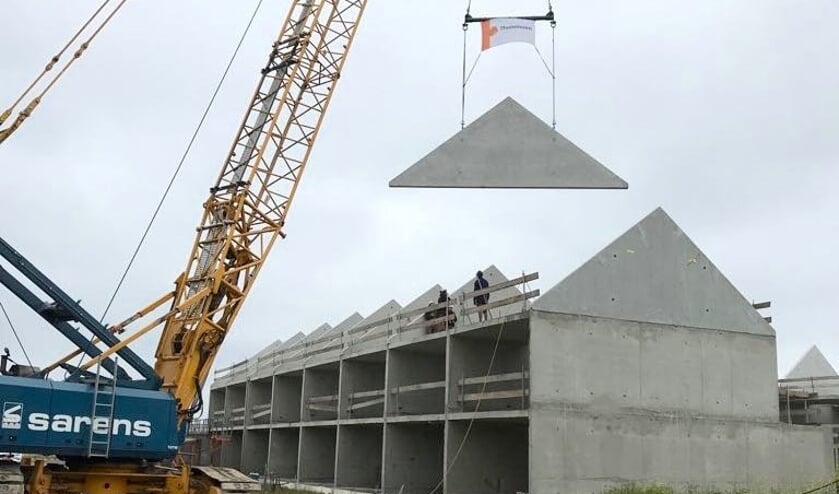 De tijdelijke school in het Koningskwartier, waar nog steeds volop wordt gebouwd, telt straks acht lokalen en biedt ruimte aan kinderopvang. (arhieffoto)