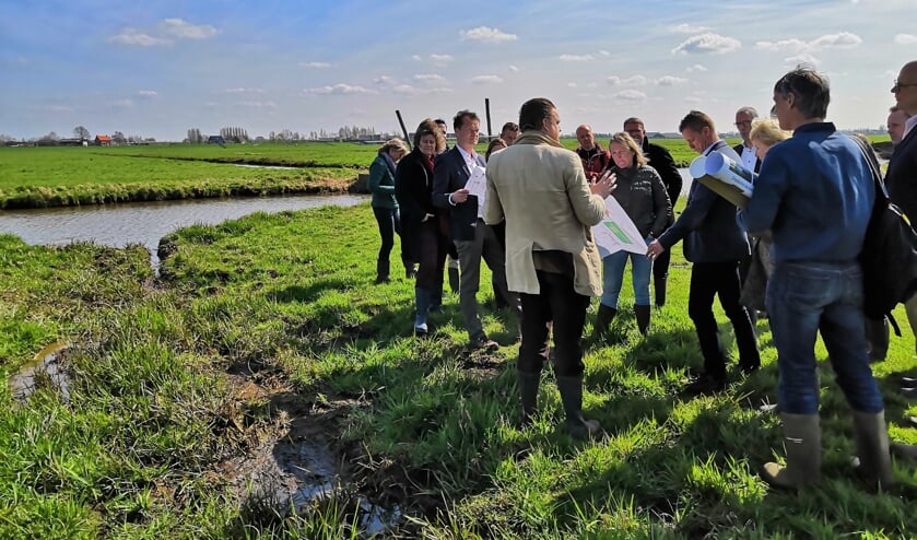 Met rubberlaarzen trok het gezelschap de polder in om meer te weten te komen over de gezamenlijke opgave.
