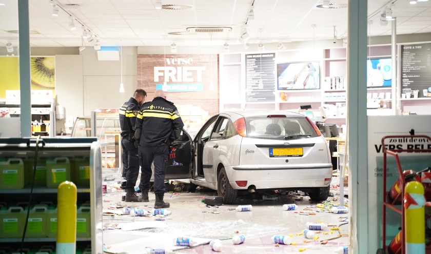 Niemand raakte gewond; de inzittenden vluchtten de winkel uit, maar konden worden aangehouden.