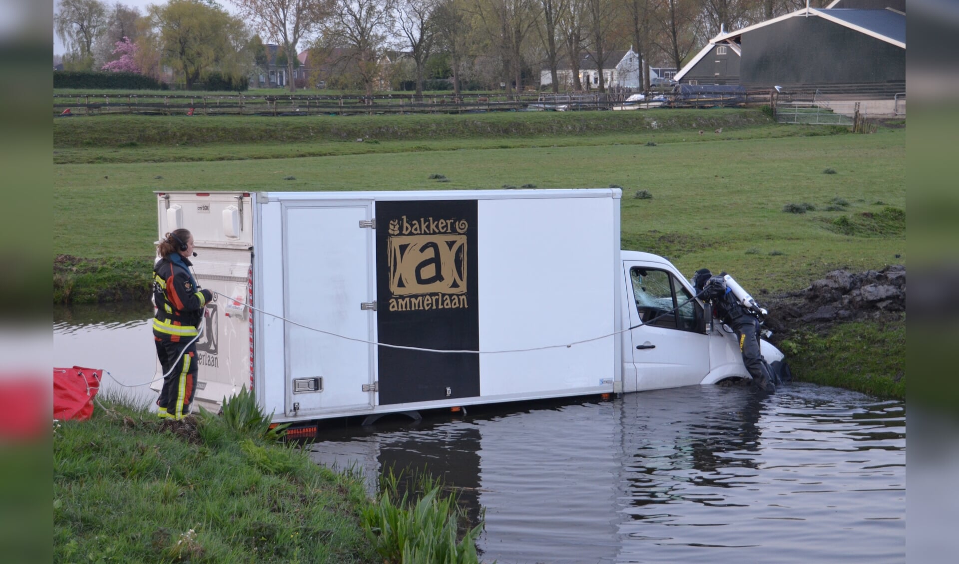 Een bestelwagen werd aangetroffen in het water aan de Zuidelijke Dwarsweg. (foto: Rob de Jong/112hm.nl)