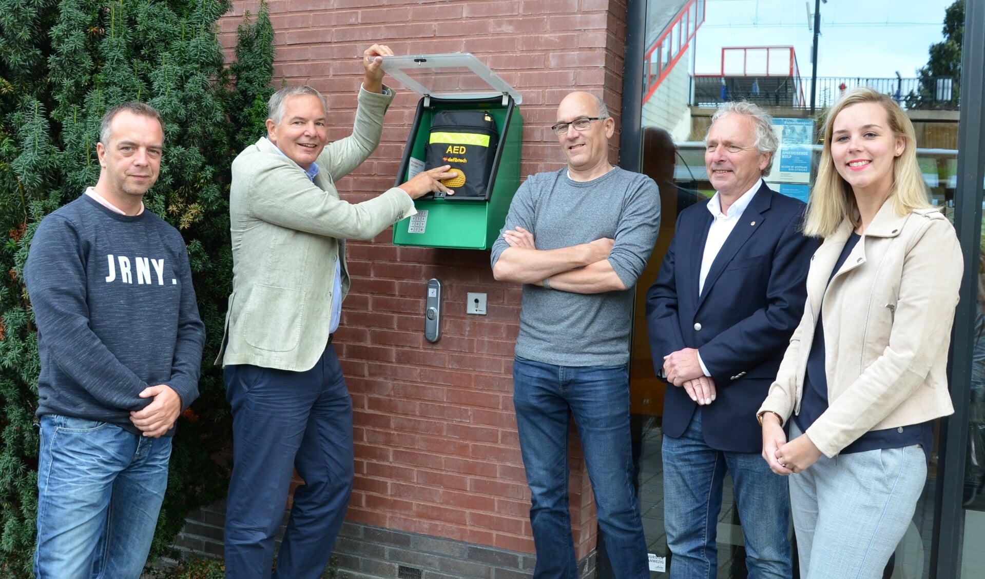 In oktober 2018 werd een buiten-AED geplaatst bij de HOED in Nieuwerkerk. (foto: Judith Rikken)