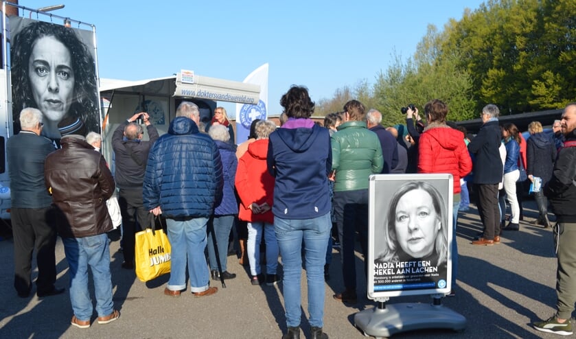 Voor de ingang van de voedselbank aan de Noordkade werd het startsein gegeven voor de mondzorgcampagne. (foto en tekst: Nicole Lamers)