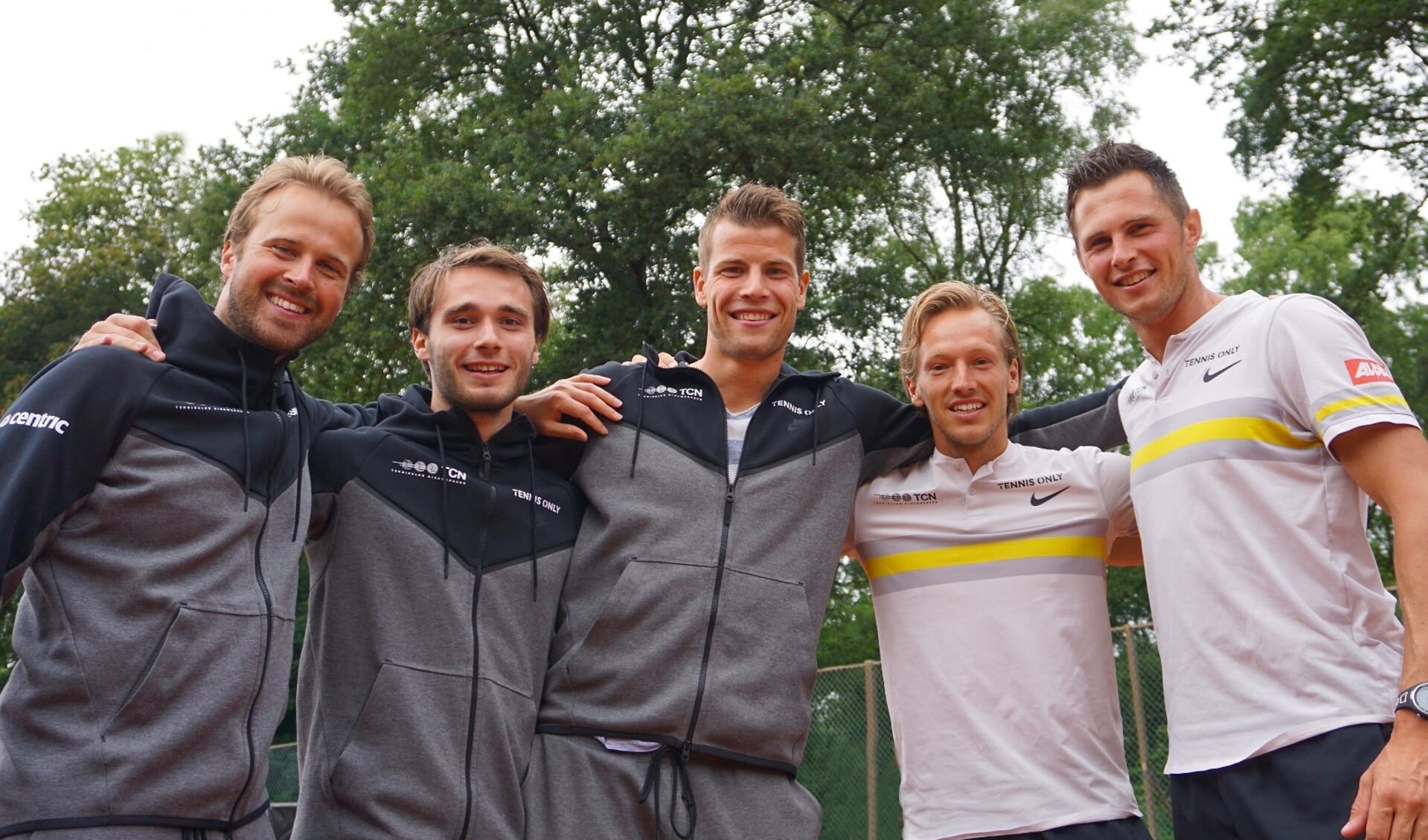 Bart van den Berg (midden) met het succesvolle team van de Nieuwerkerkers.