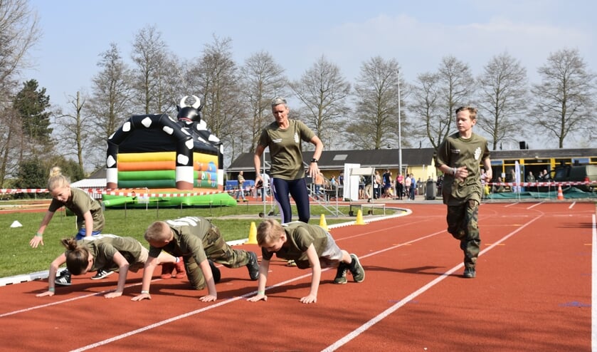 Kinderen maar ook volwassenen genoten van de Mariniersdag al was het soms ook afzien. (foto en tekst: David Zandbergen)