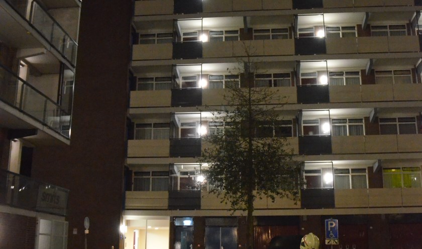 Op het dak van een flat aan Kerkweg West was een persoon gezien. (Rob de Jong/ 112hm.nl)