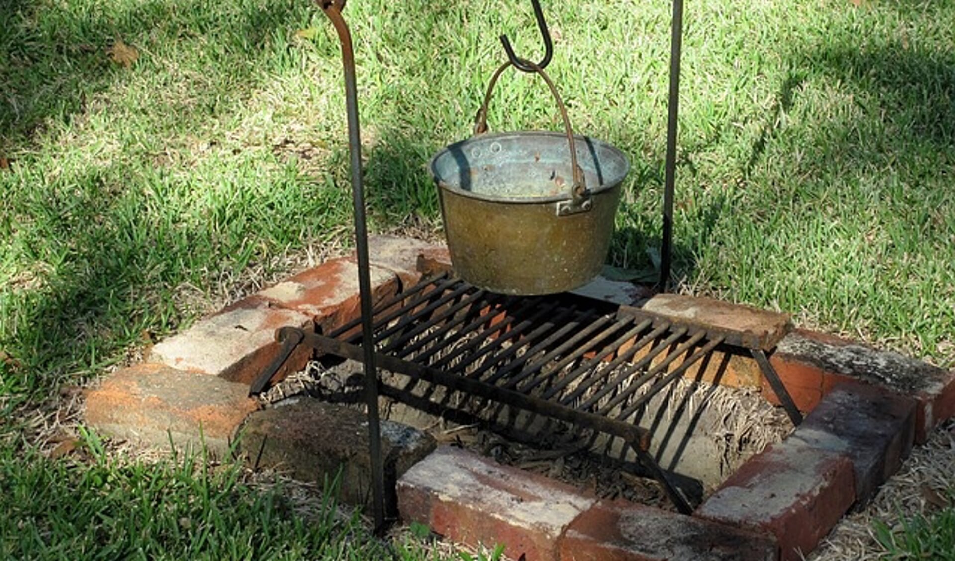 Buiten koken kan op veel manieren. (foto: Beverly Mixon via Pixabay)