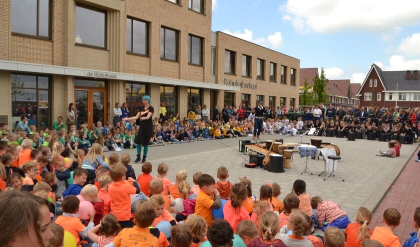 Alle leerlingen van de Moerkapelse Rehobothschool vormden samen een bont orkest.