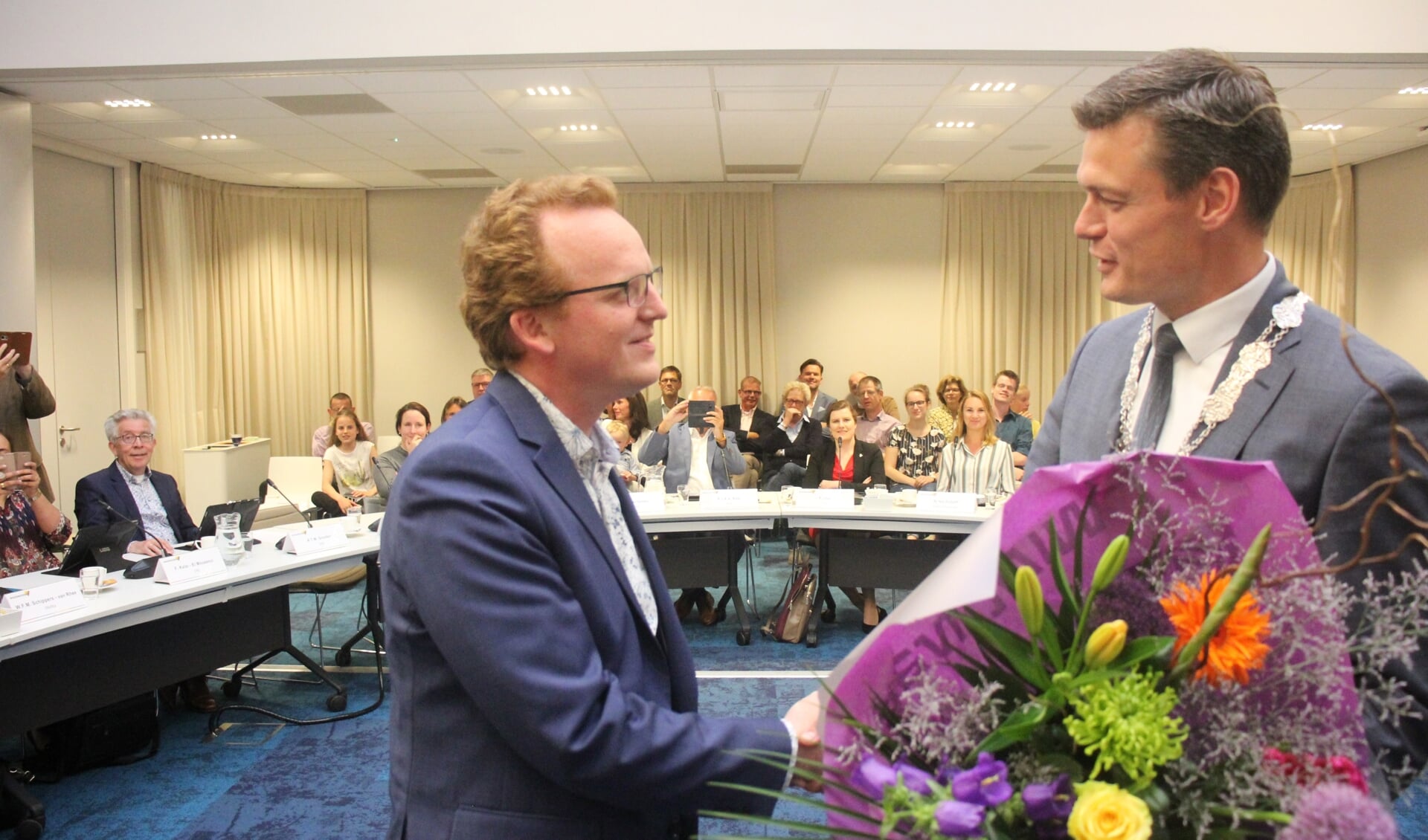 Erik Segers kreeg uit handen van burgemeester Nieuwenhuis een bos bloemen bij zijn vertrek als raadslid.