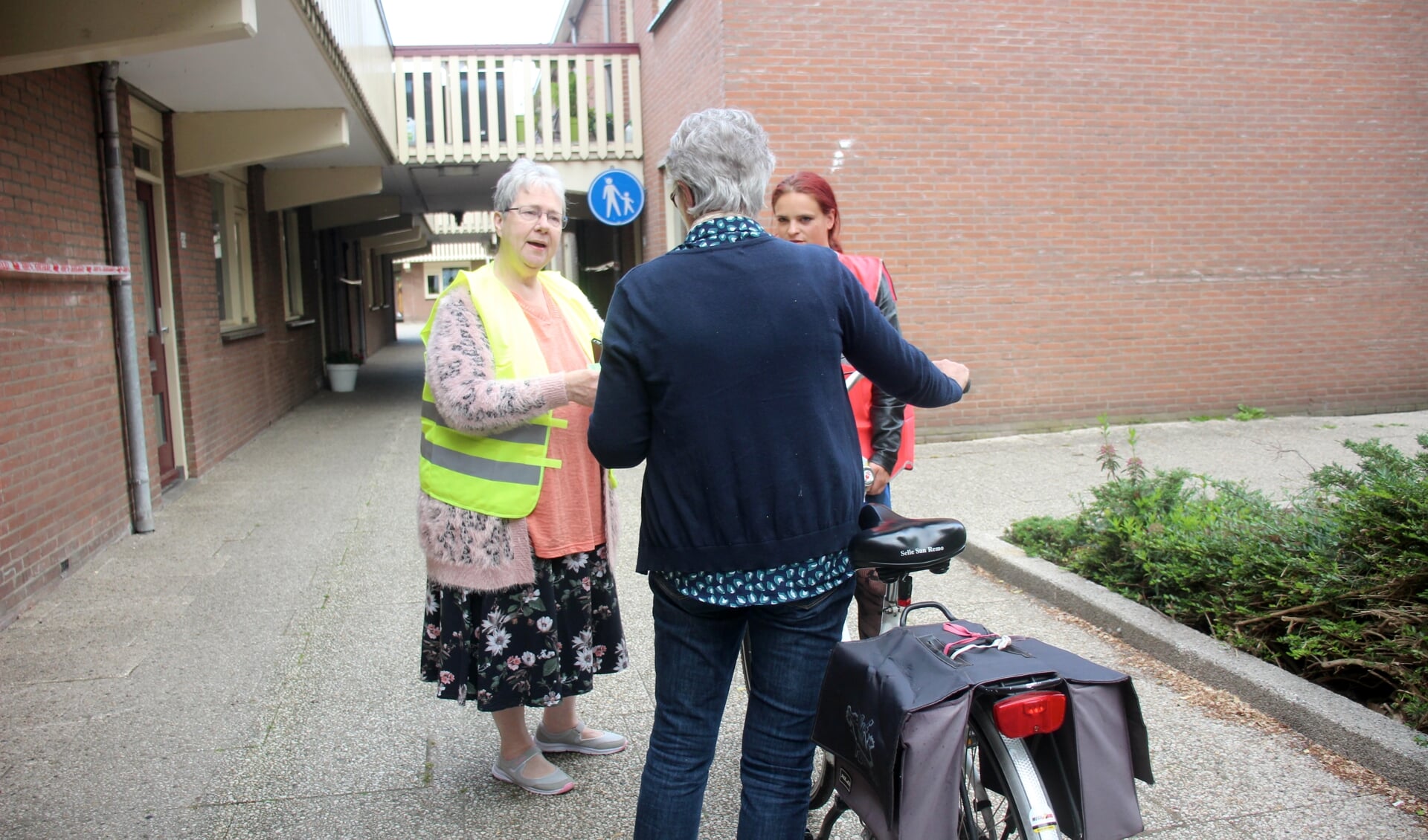 Simone Leentvaar (links) en Serena Rodenburg spreken fietsers aan. (foto en tekst: Erik van Leeuwen)